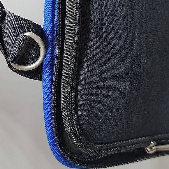 Rei Blue IPad or Tablet Carry Case - Picture 11 of 14